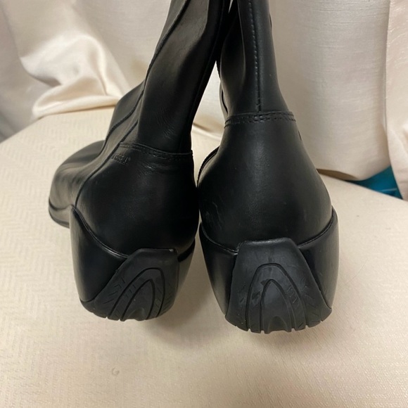 Merrell Black Leather Boots with Rubber Soles - Picture 5 of 6